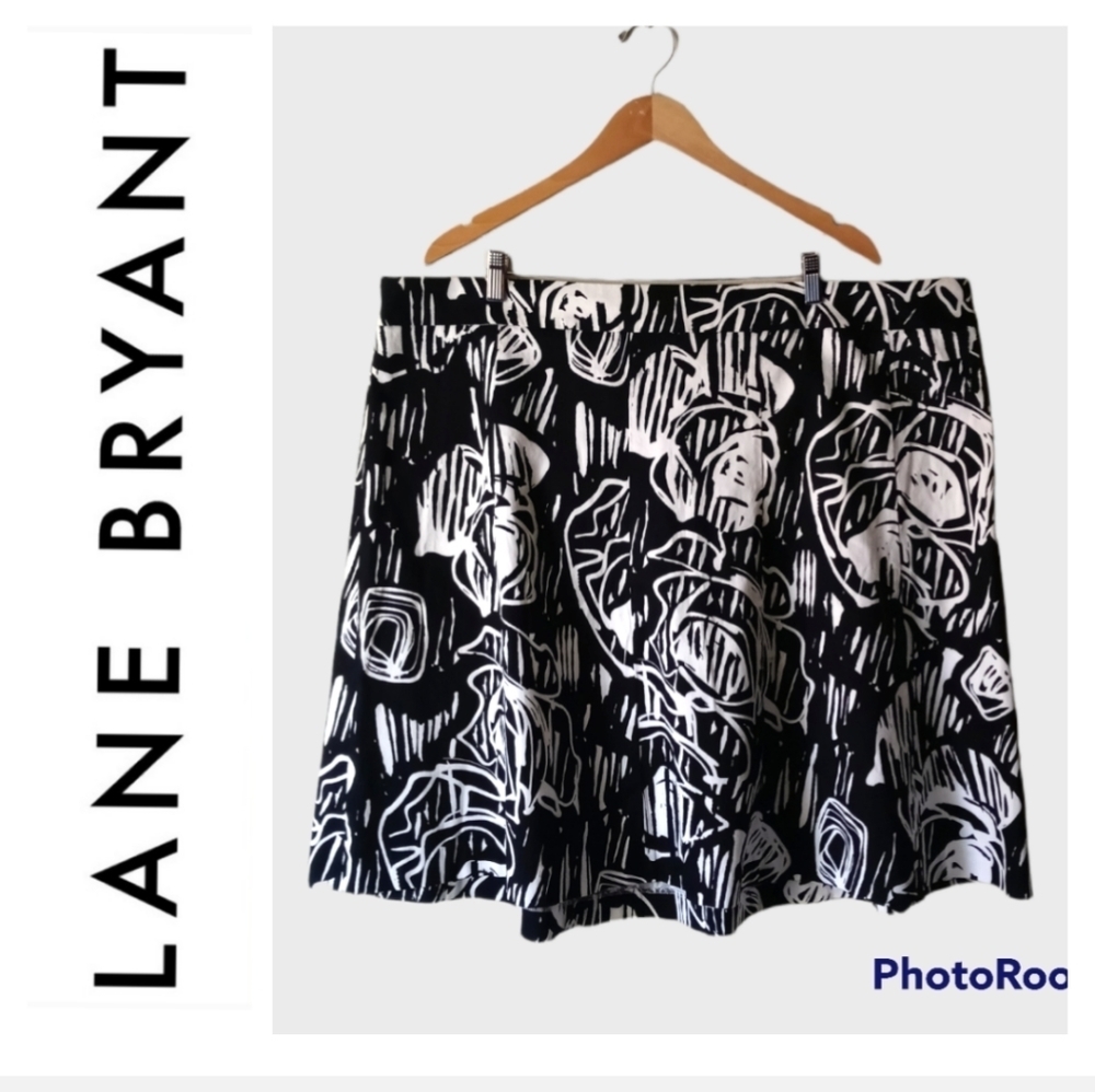 Lane Bryant Black & White Floral Paneled Below Knee Midi Skirt. Size 26